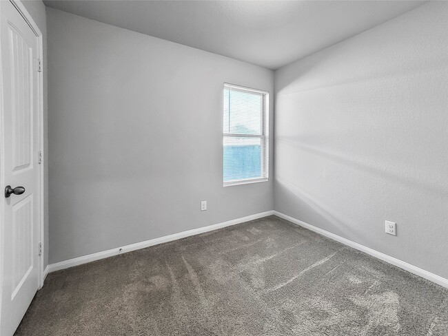 Building Photo - 2851 Golf Crest Dr