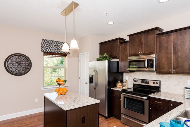 Building Photo - Luxury Townhome with a Garage!