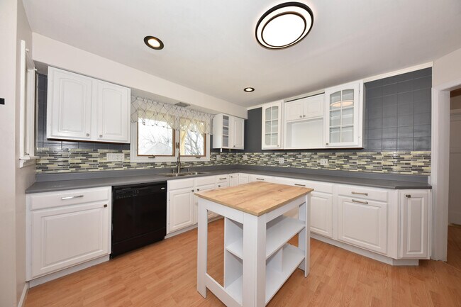 Building Photo - 309 W Washington St