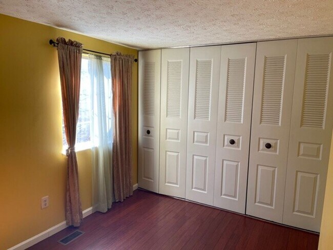 Building Photo - Well maintained 2 BR 2 BA 3 level townhome...