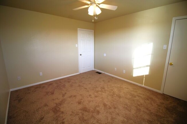 Building Photo - Discover comfort and convenience in this w...