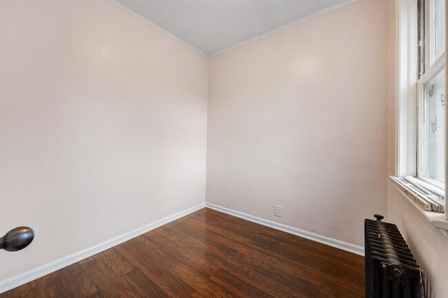 Building Photo - 37 Pearsall Ave