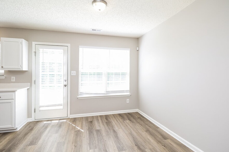 Building Photo - 2749 Fairstone Ave