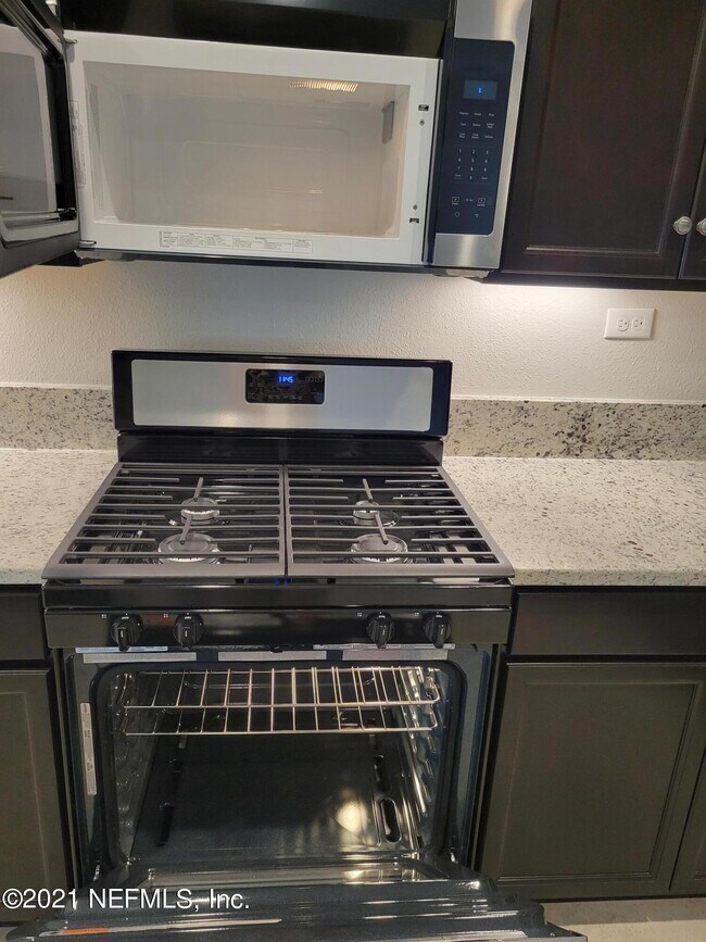 Building Photo - 334 Pine Bluff Dr