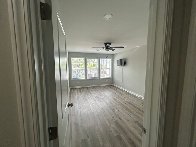 Building Photo - $1995  a Month For Lovely Duplex in Historic Melrose Heights