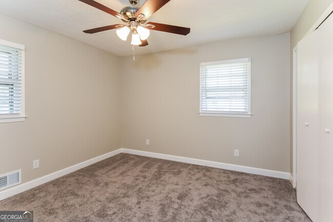 Building Photo - 5613 Woodland Dr
