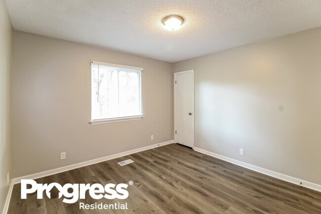 Building Photo - 632 Country Club Dr