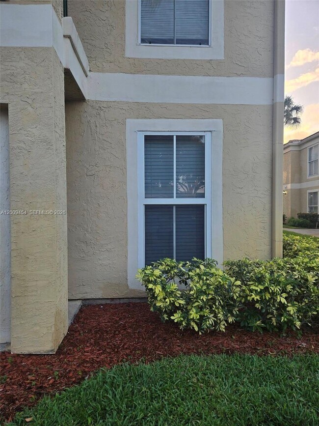 Building Photo - 733 Riverside Dr