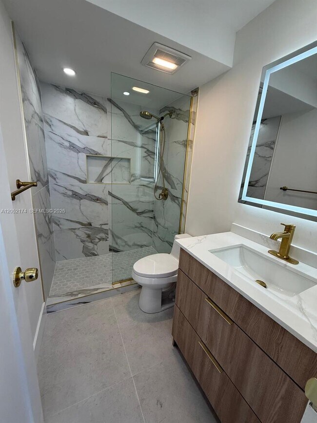 Building Photo - 999 Brickell Bay Dr