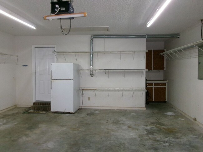 Building Photo - Spacious 3 bedroom home in the Forestbrook...