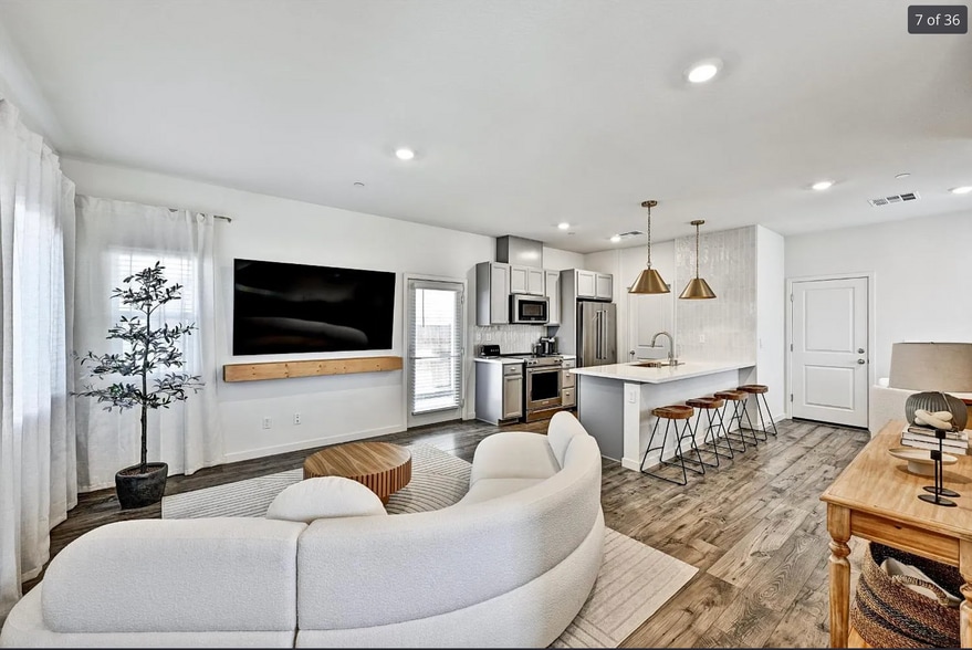 Building Photo - 5048 Cumberland Dr