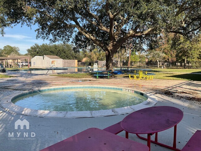 Building Photo - 4003 Highknoll Ln