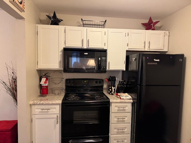 Building Photo - Apartment Located Minutes from Downtown Le...