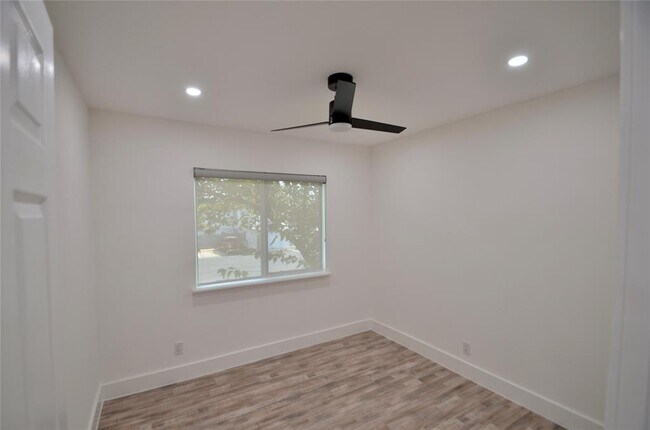 Building Photo - 1200 E 52nd St