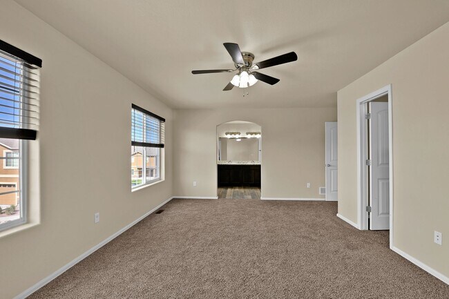 Building Photo - Move-In Ready Townhome with Luxury Finishe...