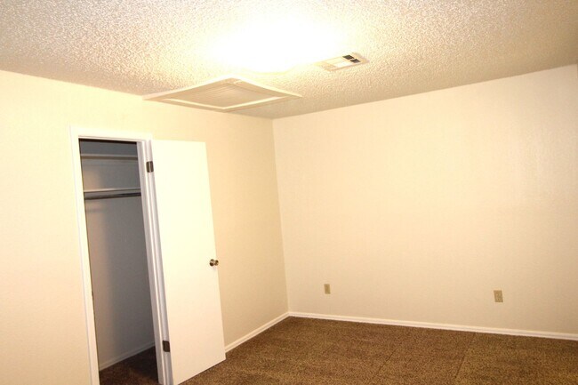 Building Photo - 1712 Jennifer Cir