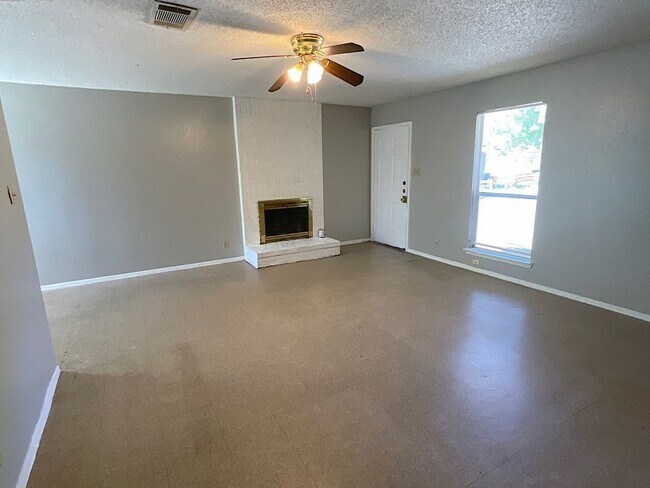Building Photo - Duplex in the Heart of South Austin