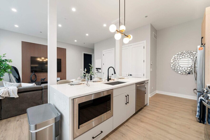 Building Photo - 801 S Western Ave