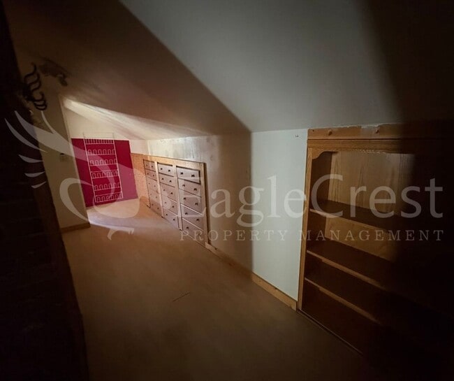 Building Photo - Large 8-Bedroom Home Across from Whitman College – Lawn Care Included