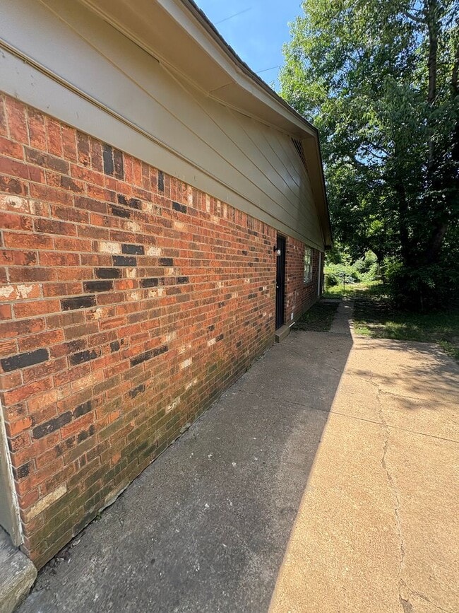 Building Photo - 3385 Barbwood Dr