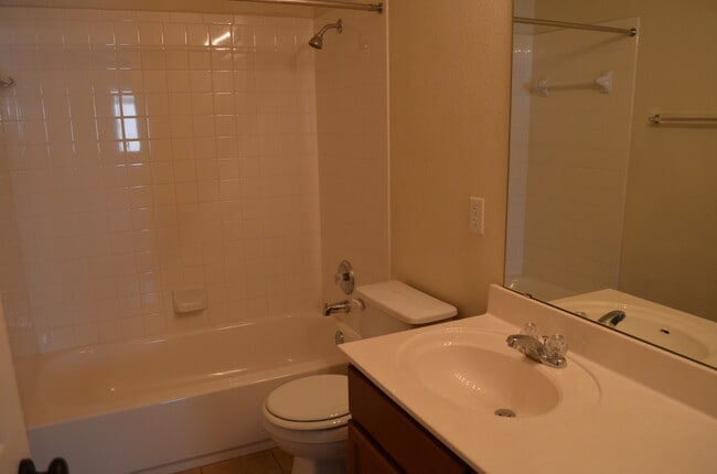 Building Photo - HUGE 5 BEDROOM HOME IN SAVANNAH HEIGHTS!