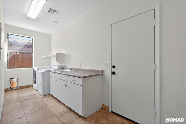 Building Photo - 7742 E Los Gatos Dr