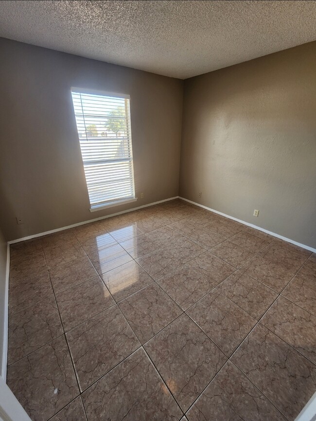 Building Photo - 2 bed 1 bath duplex unit, private backyard.