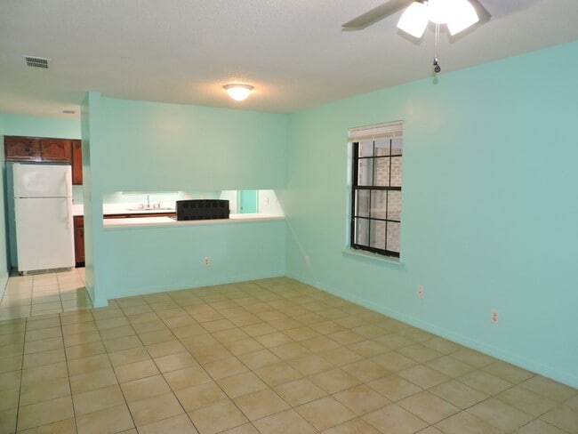 Building Photo - Convenient Norttheast location!