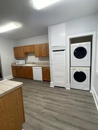 Building Photo - 643 E Henry St