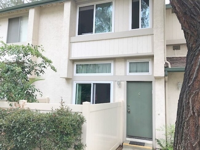 Building Photo - Spacious La Jolla 2BR/1.5BA Townhouse with...