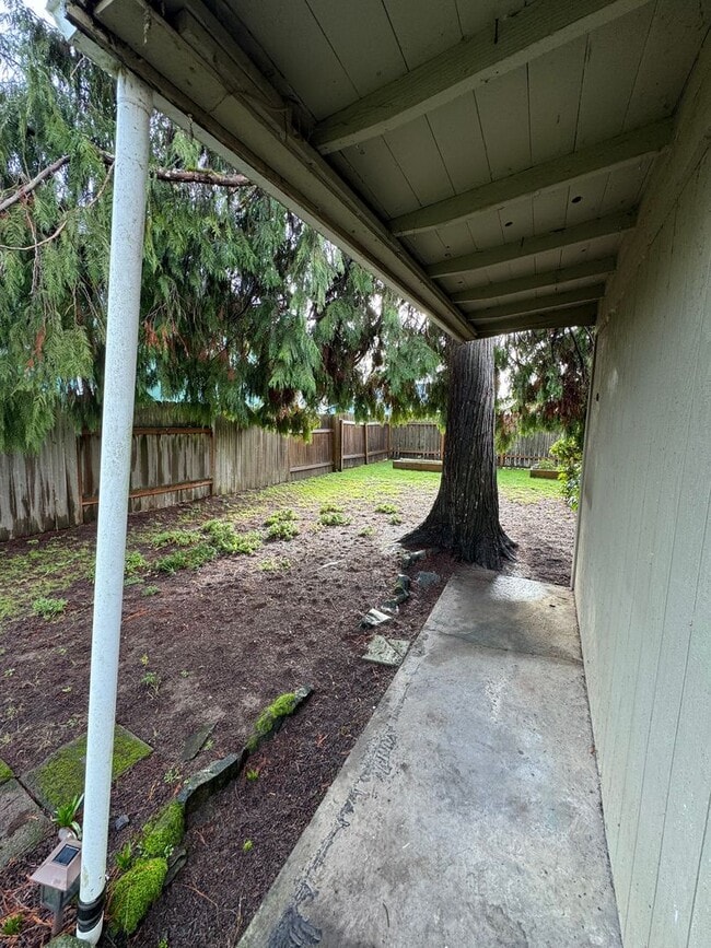 Building Photo - 2 Bedroom ~ 1 Bathroom House in SW Corvallis
