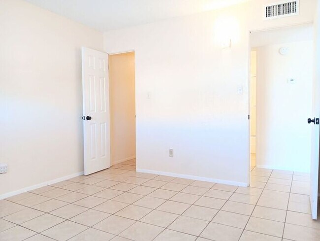 Building Photo - Charming 1 Bed/1 Bath in Central Tucson – ...