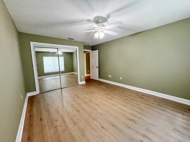 Building Photo - Spacious two-story island townhome in gate...