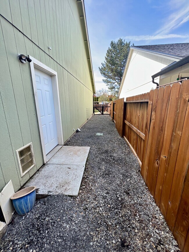 Building Photo - 1548 Inverness Dr