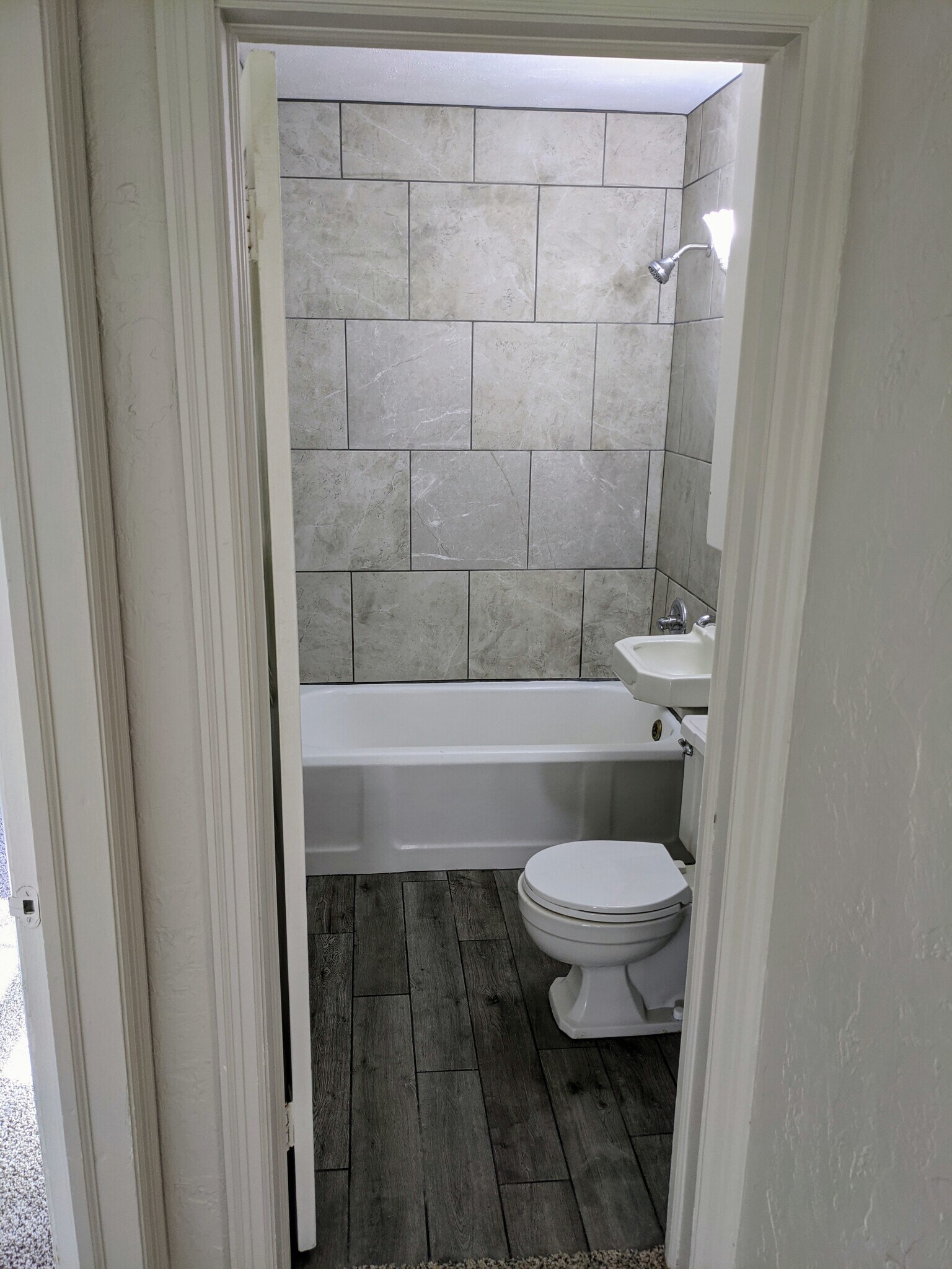 Wood Look Tile Plank Floor. Tile Surround in Bathroom! - 2011 N Burns