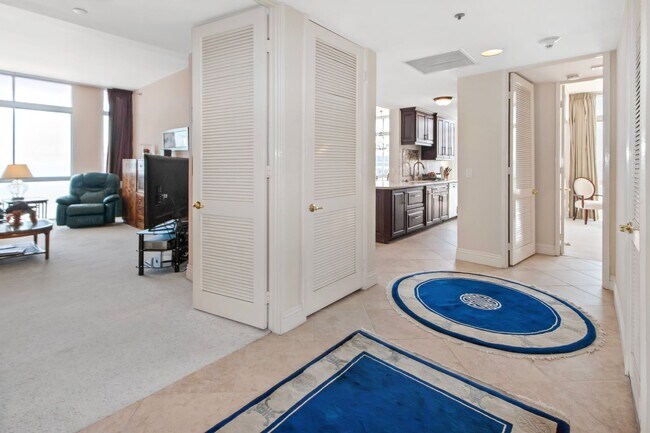 Building Photo - 1750 Avenida Del Mundo