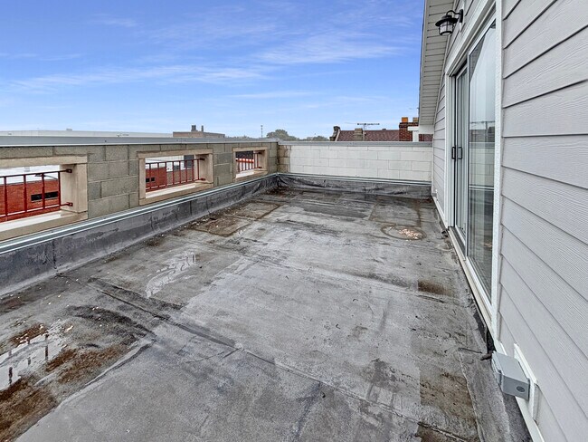 Building Photo - 1634 W Cermak Rd
