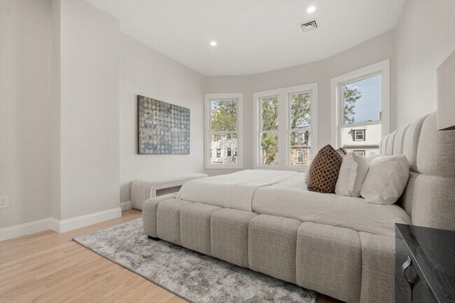 Building Photo - 587 E Broadway