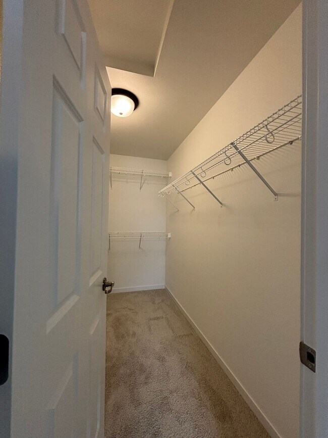 Building Photo - 3 Bed 3 Bath Townhome