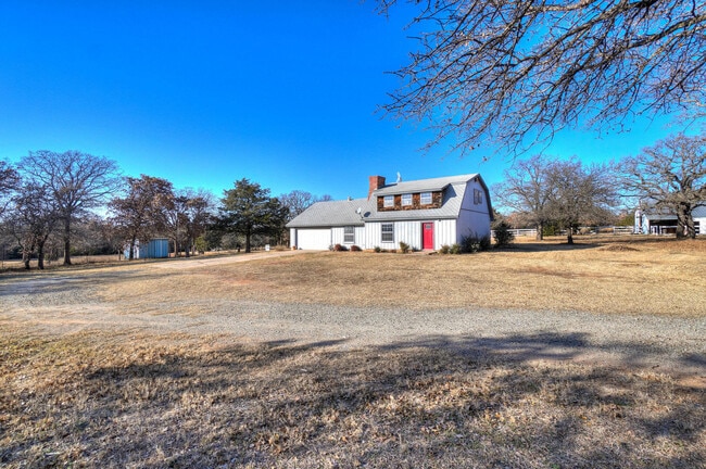 Building Photo - Beautiful 2 bed Ranch style home on 5 acres!