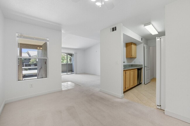 Building Photo - Beautifully maintained 1-story condo in Re...
