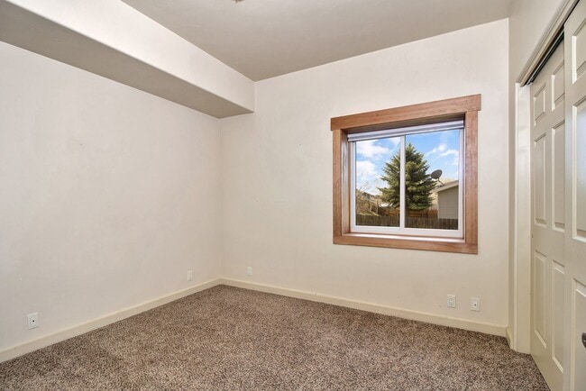 Building Photo - Spacious Home on Elevated Lot in Bellevue'...