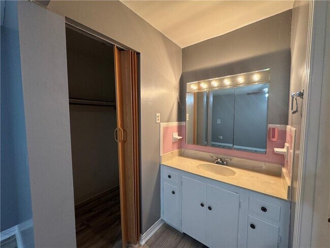 Building Photo - 1054 Gallen Ct