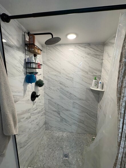 Master bath - 402 W Berks St