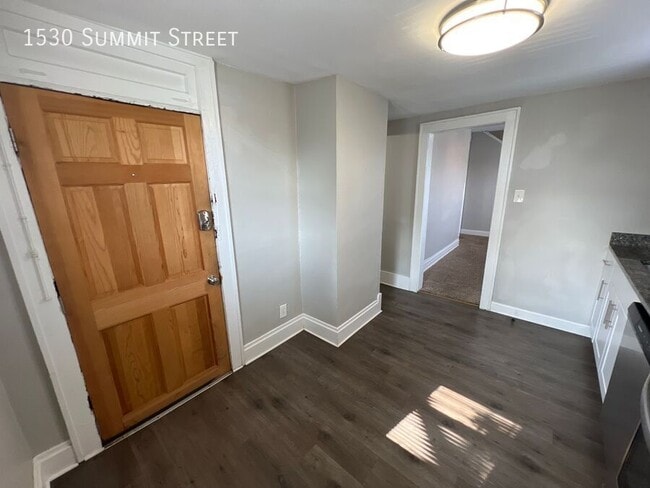 Building Photo - 1530 Summit St