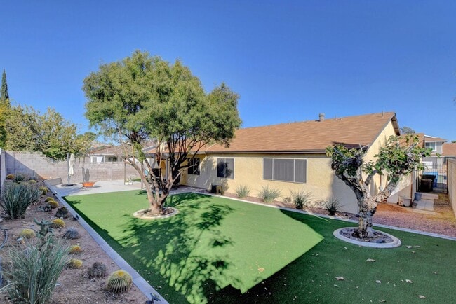 Building Photo - Fully Furnished, One Story, Near Strip, All Utilities Included with Flexible Lease Terms