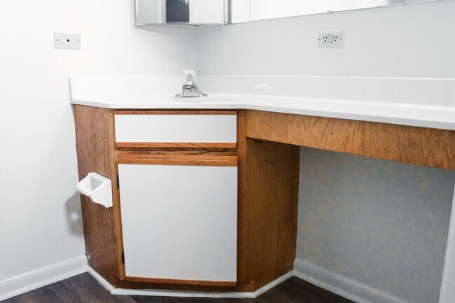 Building Photo - One Bedroom with a Den at Turtle Creek!