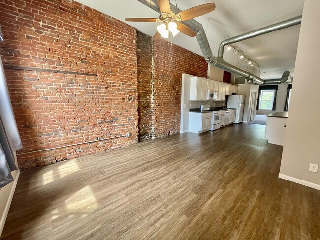 Building Photo - 1608 2nd Ave