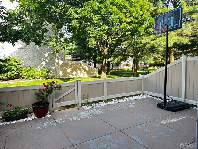 Building Photo - 107 Thoreau Dr