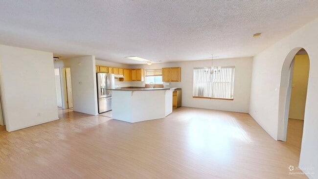 Building Photo - Centrally located 3 bed 3 bath home.